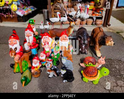 Brasov, Rumänien - 26. September 2022: Kleine Gnomen und andere Figuren für den Garten. Stockfoto