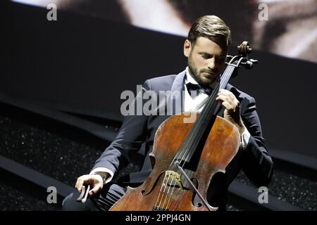 Der Cellist Stjepan Hauser tritt am 10. September 2022 bei der Abschlusszeremonie des Venedig International Film Festival 79. in Venedig, Italien, auf. Stockfoto