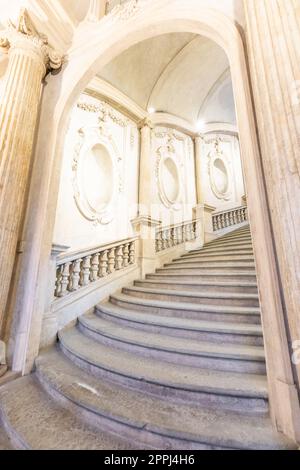 Turin, Italien - ca. Januar 2022: Luxuriöse Marmortreppe. Innenarchitektur in antiker Architektur. Stockfoto