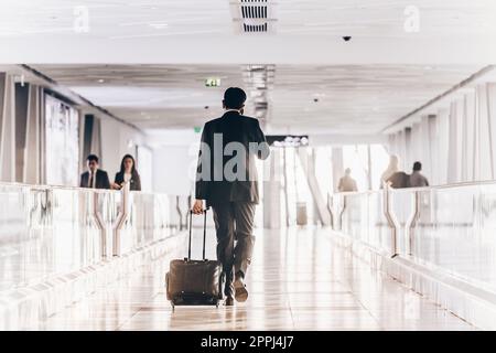 Geschäftsmann am Flughafen Korridor zu Fuß zum Abflug-Gates. Stockfoto