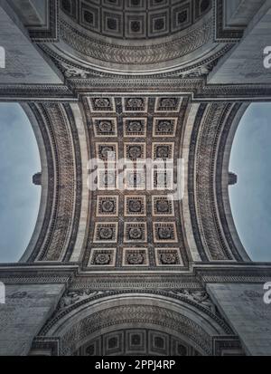 Nahaufnahme unter dem Triumphbogen in Paris, Frankreich. Architektonische Details und kunstvolles Deckenmuster des berühmten Wahrzeichens Arc de triomphe. Stockfoto