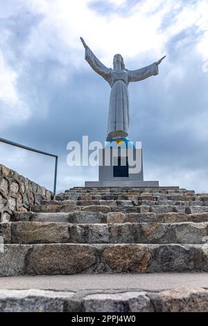 Yungay, Peru - September 16,2022: Christusstatue auf einem Friedhof in der Stadt Yungay unter dem Berg Huascaran in Peru Stockfoto