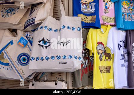 Typischer Souvenirladen in einer Straße im Stadtteil Plaka, Stofftaschen mit Mustern, Auge des Propheten, Athen, Griechenland Stockfoto