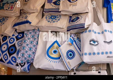 Typischer Souvenirladen in einer Straße im Stadtteil Plaka, Stofftaschen mit Mustern, Auge des Propheten, Athen, Griechenland Stockfoto