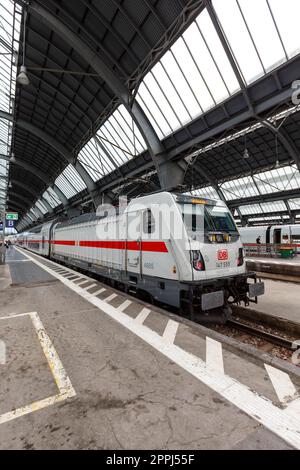 Intercity IC-Zugtyp Twindexx Vario von Bombardier von DB Deutsche Bahn Portrait Format am Hauptbahnhof Karlsruhe in Deutschland Stockfoto