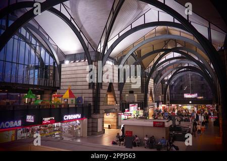 Bahnhof Ladozhsky St. Petersburg, Russland Juli 15 2022 Menschen warten auf den Transport im Wartezimmer. Bahnhof. Wunderschöne Balken und Stockfoto