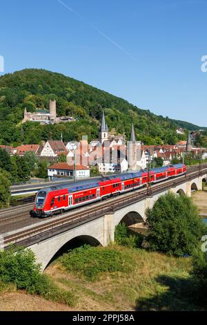 Regionalzugtyp Bombardier Twindexx Vario der Deutschen Bahn DB Regio bilevel Rail Car Portrait Format in Gemuenden am Main, Deutschland Stockfoto