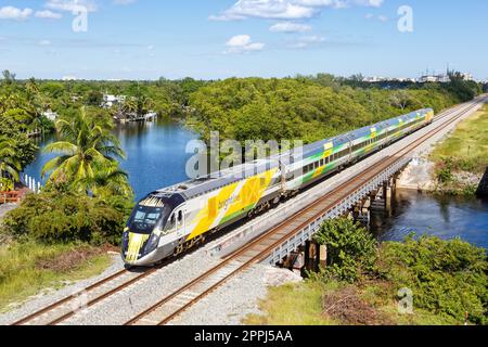 BrightLine privater Intercity-Zug in Deerfield Beach in Florida, USA Stockfoto