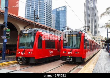 San Diego Trolley Straßenbahn öffentliche Verkehrsmittel am Bahnhof Santa Fe in San Diego, USA Stockfoto