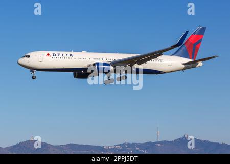 Delta Air Lines Flugzeug Boeing 767-300(er) Flughafen Barcelona in Spanien Stockfoto