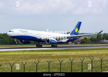 Ruwandair Airbus A330-300 Flugzeug Brüssel Flughafen in Belgien Stockfoto