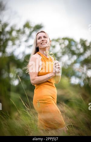 Porträt einer entspannten Frau mittleren Alters im Freien, glücklich aussehen, genießen das Leben Stockfoto