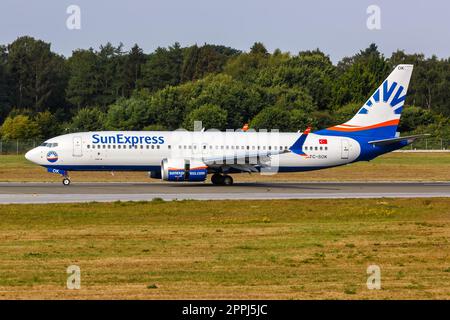 SunExpress Boeing 737 MAX 8 Flugzeug Hamburg Flughafen in Deutschland Stockfoto