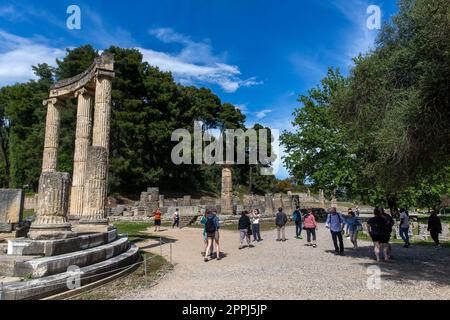 (230424) -- ATHEN, 24. April 2023 (Xinhua) -- Touristen besuchen die archäologische Stätte Olympia im antiken Olympia auf der Halbinsel Peloponnes in Griechenland, 21. April 2023. (Xinhua/Marios Lolos) Stockfoto