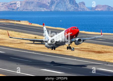 Norwegisches Flugzeug Boeing 737-800 am Flughafen Funchal in Portugal Stockfoto