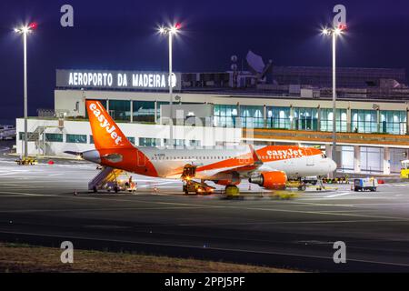 EasyJet Airbus A320 Flugzeug am Flughafen Funchal in Portugal Stockfoto