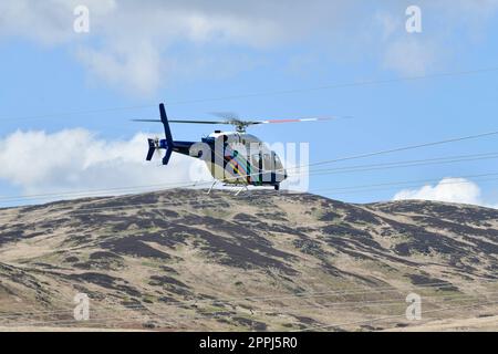 National Grid Bell 429 Global Ranger Helikopter, der zur Inspektion der Hochspannungs-Stromübertragungsleitungen verwendet wurde. In der Nähe fotografiert Stockfoto