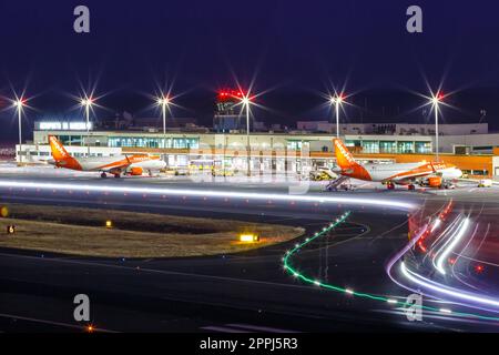 EasyJet Airbus A320 Flugzeuge am Flughafen Funchal in Portugal Stockfoto