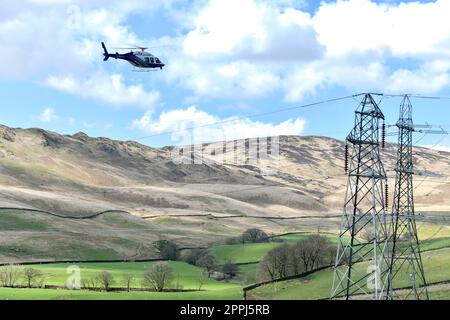 National Grid Bell 429 Global Ranger Helikopter, der zur Inspektion der Hochspannungs-Stromübertragungsleitungen verwendet wurde. In der Nähe fotografiert Stockfoto