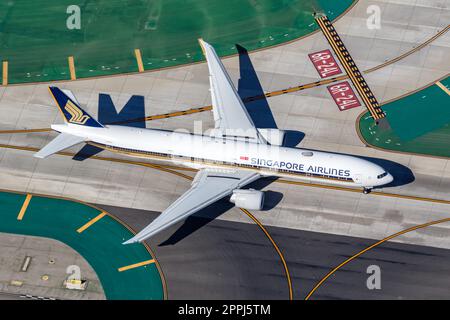 Singapore Airlines Boeing 777-300(er) Flugzeug am Los Angeles Flughafen in der Vereinigten Staaten Luftaufnahme Stockfoto