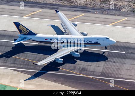 Singapore Airlines Cargo Boeing 747-400F Flugzeug am Los Angeles Flughafen in der Vereinigten Staaten Luftaufnahme Stockfoto