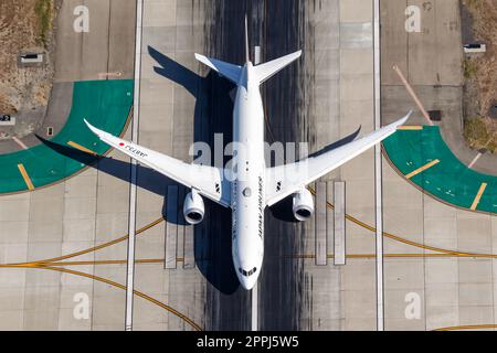 Japan Airlines Boeing 787-9 Dreamliner Flugzeug am Los Angeles Flughafen in den Vereinigten Staaten aus der Vogelperspektive Stockfoto