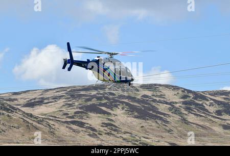 National Grid Bell 429 Global Ranger Helikopter, der zur Inspektion der Hochspannungs-Stromübertragungsleitungen verwendet wurde. In der Nähe fotografiert Stockfoto