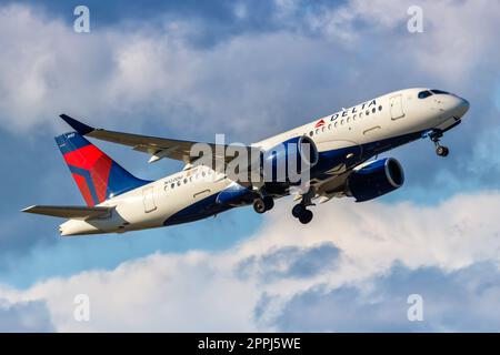Delta Air Lines Airbus A220-100 Flugzeug am Palm Beach Flughafen in den Vereinigten Staaten Stockfoto