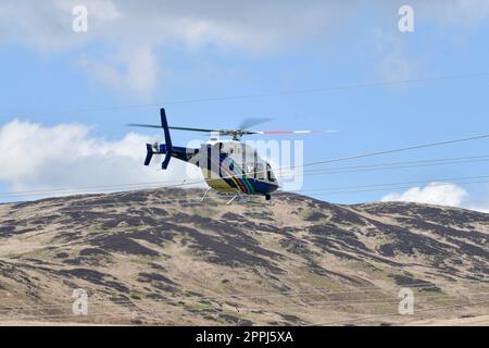 National Grid Bell 429 Global Ranger Helikopter, der zur Inspektion der Hochspannungs-Stromübertragungsleitungen verwendet wurde. In der Nähe fotografiert Stockfoto