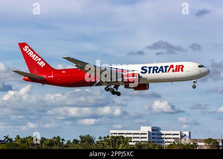 Flugzeug StratAir Boeing 767-300(er)(BDSF) am Flughafen Miami in den USA Stockfoto