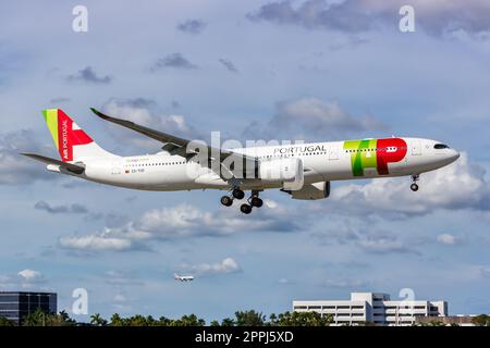 TIPPEN Sie AUF Air Portugal Airbus A330-900neo Flugzeug am Miami Flughafen in den Vereinigten Staaten Stockfoto