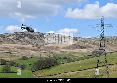 National Grid Bell 429 Global Ranger Helikopter, der zur Inspektion der Hochspannungs-Stromübertragungsleitungen verwendet wurde. In der Nähe fotografiert Stockfoto