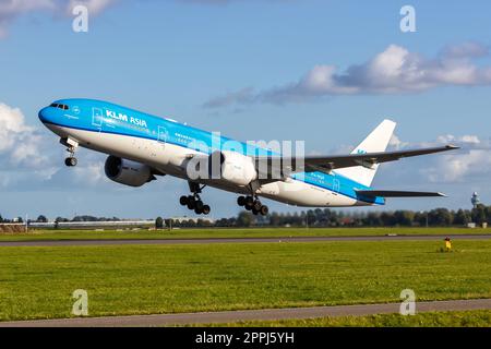 KLM Asia Boeing 777-200ER Flugzeug am Flughafen Amsterdam Schiphol in den Niederlanden Stockfoto