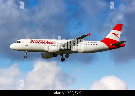 Austrian Airlines Airbus A320 Flugzeug am Flughafen Amsterdam Schiphol in den Niederlanden Stockfoto