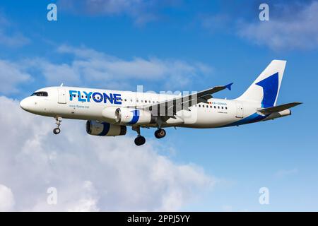 Flugzeug FlyOne Airbus A320 am Flughafen Amsterdam Schiphol in den Niederlanden Stockfoto