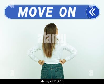 Schild mit der Aufschrift Move On. Geschäftsidee, den Ort zu verlassen, an dem man übernachtet und woanders hinzugehen Stockfoto