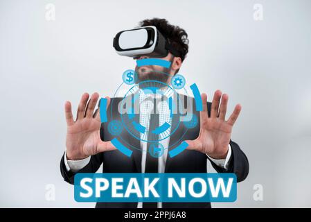 Schild mit der Anzeige „Jetzt sprechen“. Business Showcase Kommunizieren Sie uns Ihre Gefühle und Informationen Stimme aus Stockfoto