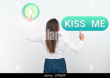 Schild mit der Aufschrift Kiss Me. Business-Showcase... zwanglos darum bitten, meine Lippen mit deinen Lippen zu berühren oder gegen sie zu drücken Stockfoto