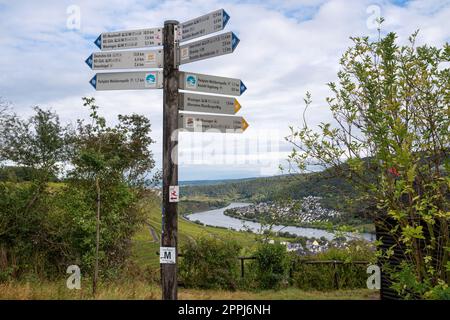 Wegpunkt des Rhein-Schloss-Trails und Mosel-Trails in der Nähe von Winningen, Deutschland Stockfoto