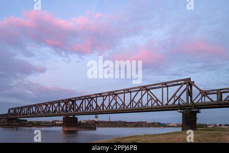 Eisenbahnbrücke, Rheinpark, Duisburg, Deutschland Stockfoto