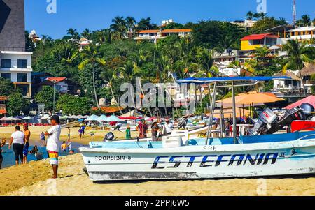 Fischerboote am Hafenstrand in Puerto Escondido, Mexiko. Stockfoto