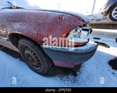 Kaputte Scheinwerfer an einem Auto nach einem Unfall Stockfoto