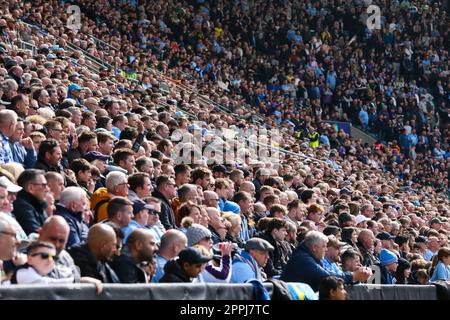 Die Fans von Coventry City befinden sich während des Sky Bet Championship-Spiels in der Coventry Building Society Arena in Coventry auf der Tribüne. Foto: Samstag, 22. April 2023. Stockfoto