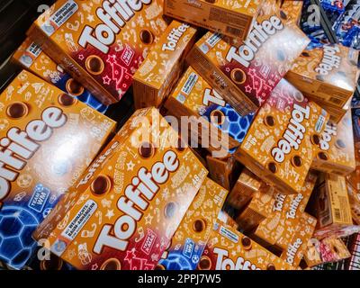 Kiel, Deutschland - 27. Dezember 2022: Toffifee-Schokolade auf einem Regal im Supermarkt zum Verkauf. Stockfoto