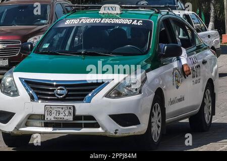 Grüne türkisblaue Taxifahrt in Puerto Escondido, Mexiko. Stockfoto