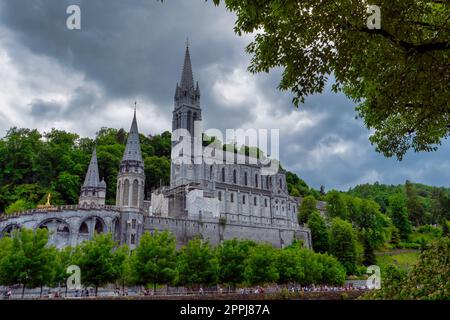 Blick auf die Basilika von Lourdes, Frankreich Stockfoto