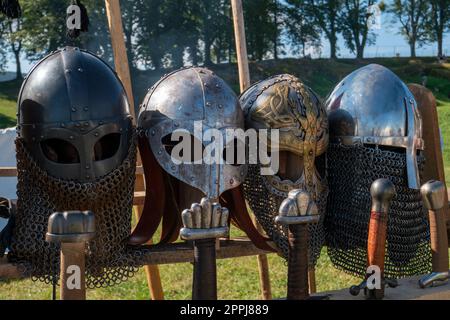 Alte mittelalterliche Metallkämpfungshelme Stockfoto