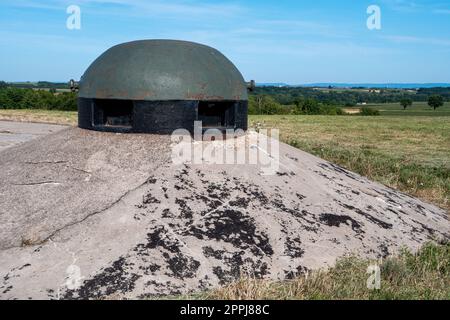 Geschütztürme des Bunkers auf der Maginot-Linie im Elsass, Frankreich Stockfoto