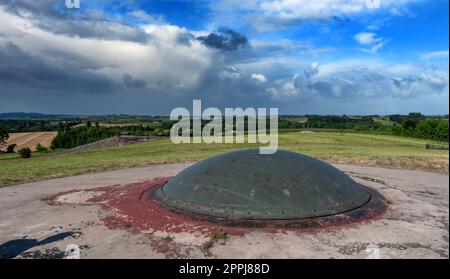 Geschütztürme des Bunkers auf der Maginot-Linie im Elsass, Frankreich Stockfoto