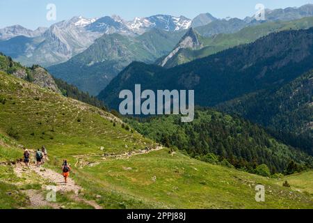 Wanderer auf dem Pic du Midi Ossau in den französischen Pyrenäen Stockfoto